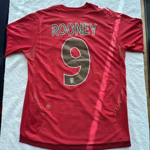 Englands bortatröja från VM 2006 med legenden Wayne Rooney på ryggen.  Storlek: M Skick: 8/10