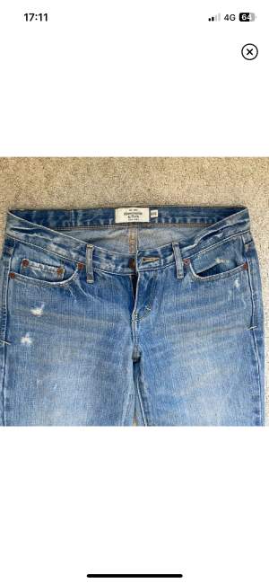 Säljer dessa ursnygga jeans, lågmidjade och straight/bootcut💕 Midjemått: 35/36 innerben: 78