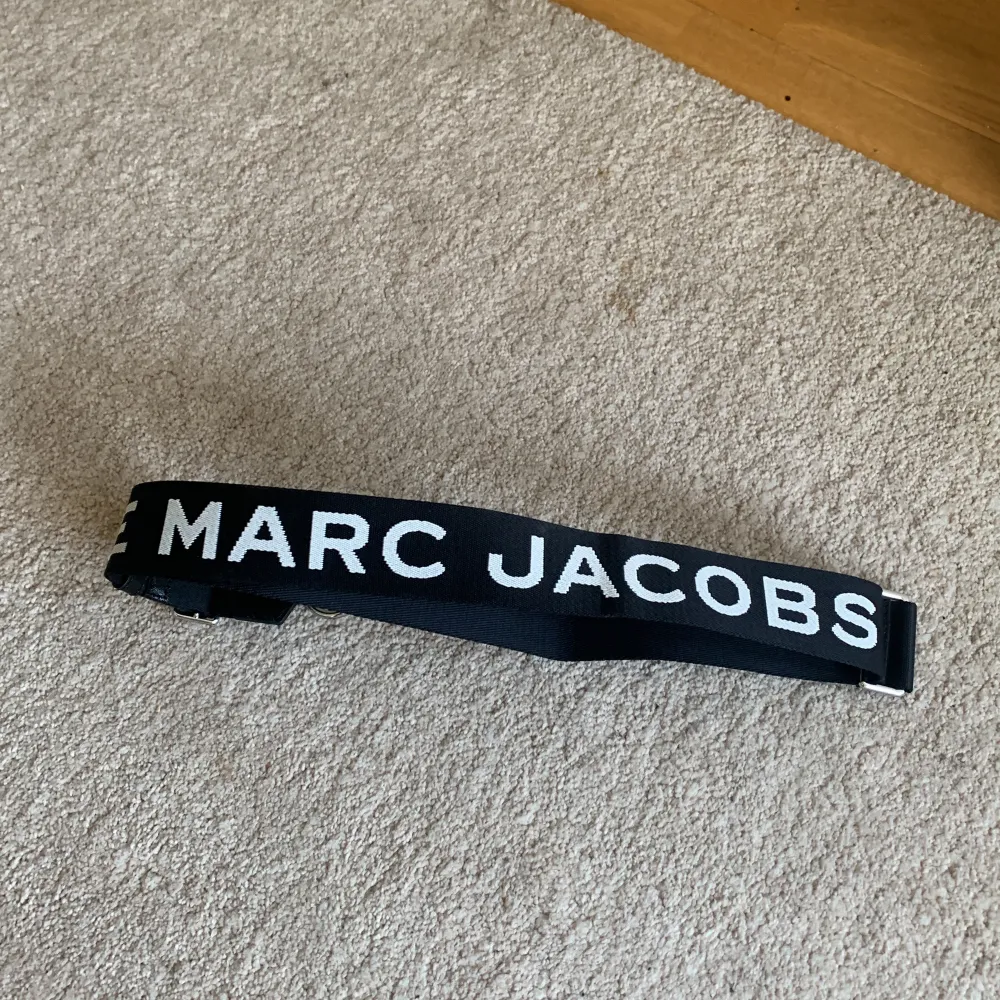 Jättefint band till väska från Marc Jacob. Inga tecken på användning går att justera i längd.. Accessoarer.