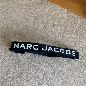 Jättefint band till väska från Marc Jacob. Inga tecken på användning går att justera i längd.