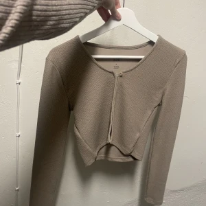 Kofta  - Kofta från lager 157, aldrig använd då den är för liten. Kan köpa paket pris vid köp av fler plagg :) 