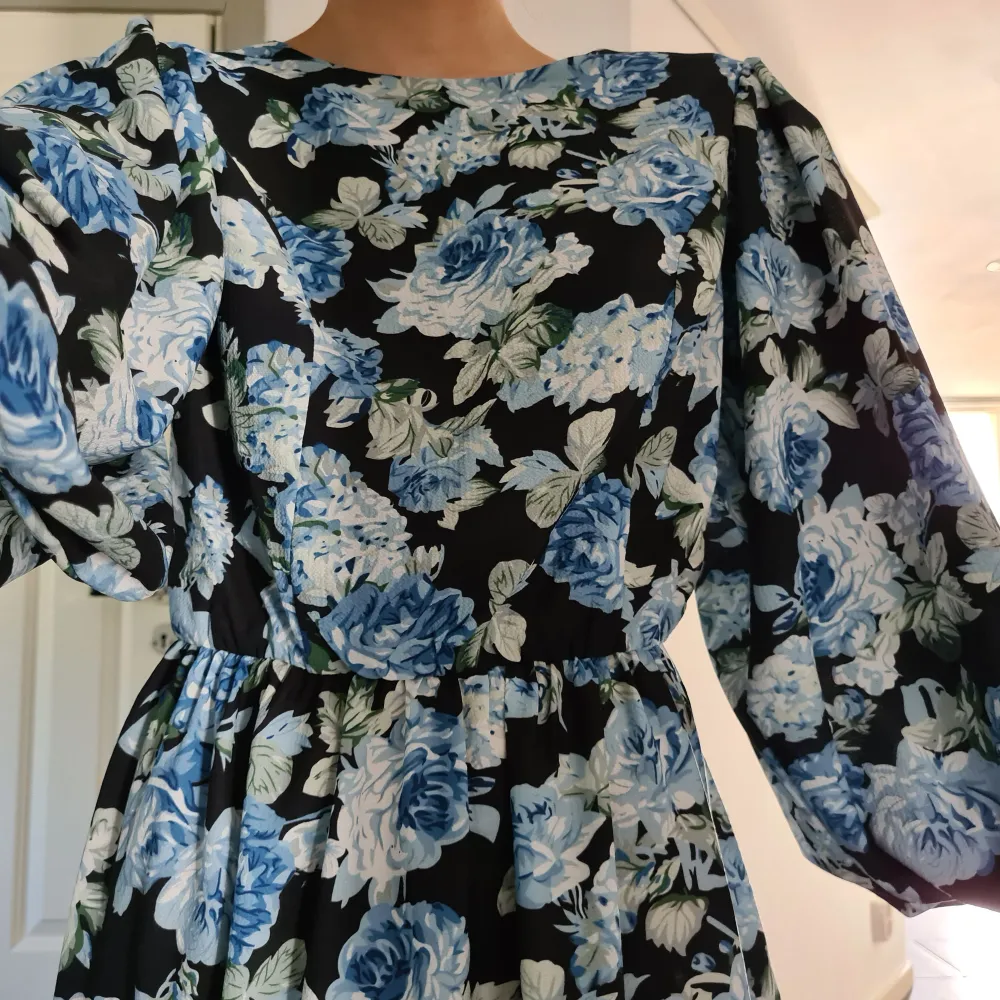 En blå svart blommig klänning från 