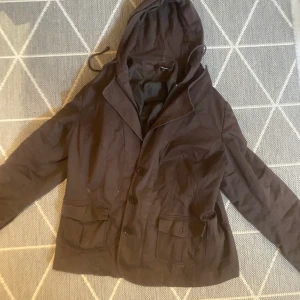 jacka  - en kavaj som har en inbyggd luva. faktiskt relativt varm. SÅ SNYGG, perfekt oversized fit.