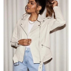 Jacka - Fin beige jacka i storlek 34 men som vanlig S/M. Kommer inte till användning och är knappt använd🥰