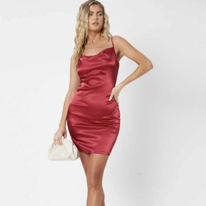 Klänning - Finaste satinklänningen som går att klä upp och ner. Slutsåld. Köpare står för frakten. Tryck ej på köp direkt. 