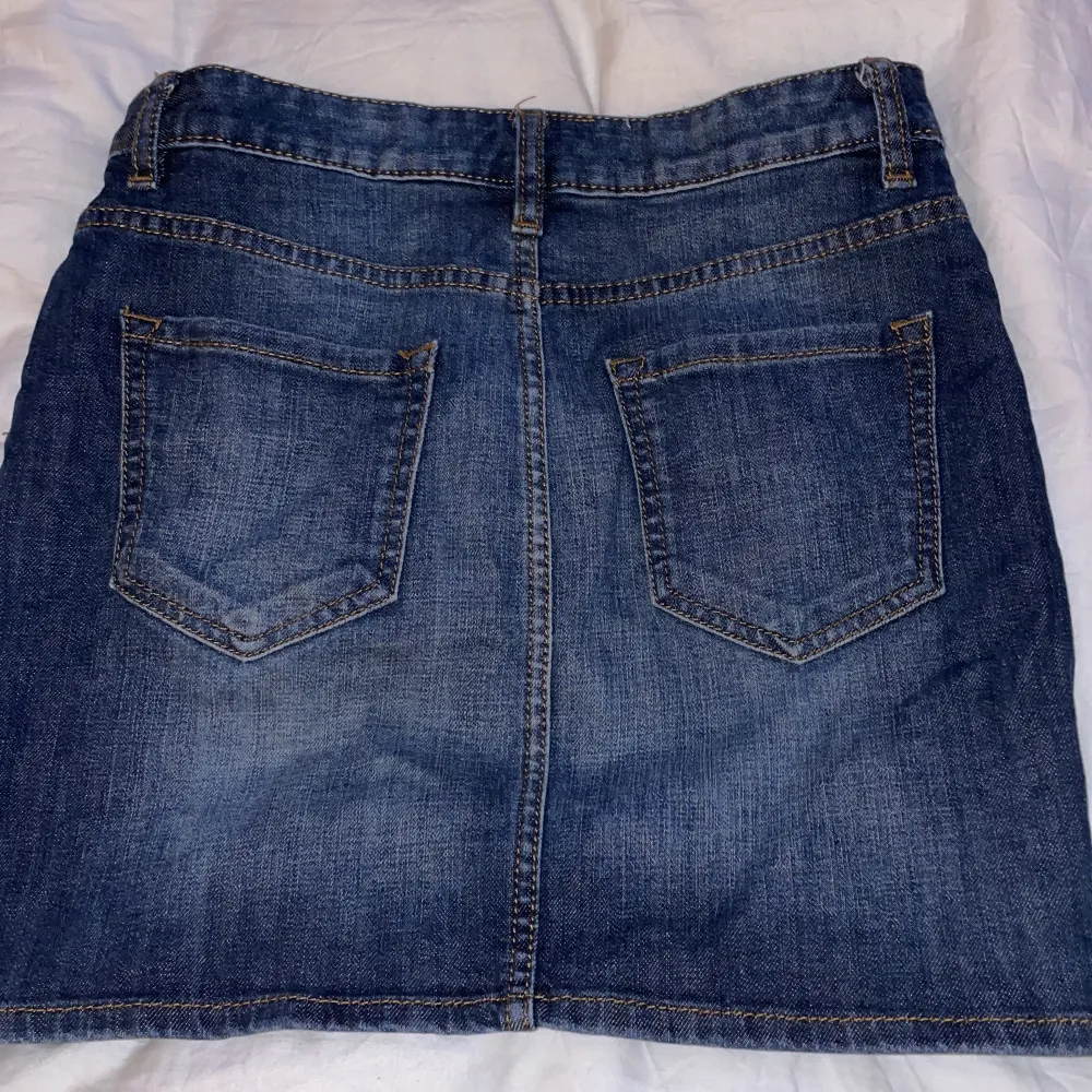 Superfin vintage jeans Kjol från hm💖 storlek 34 men skulle även säga att den passar 36💕. Kjolar.