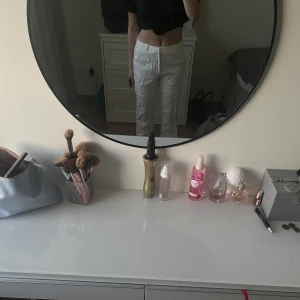 Linnebyxor - Ett par fina linnebyxor i strl 34 från mango. Säljer då jag köpt ett par nya och dessa Inge kommit till så mycket användning! 