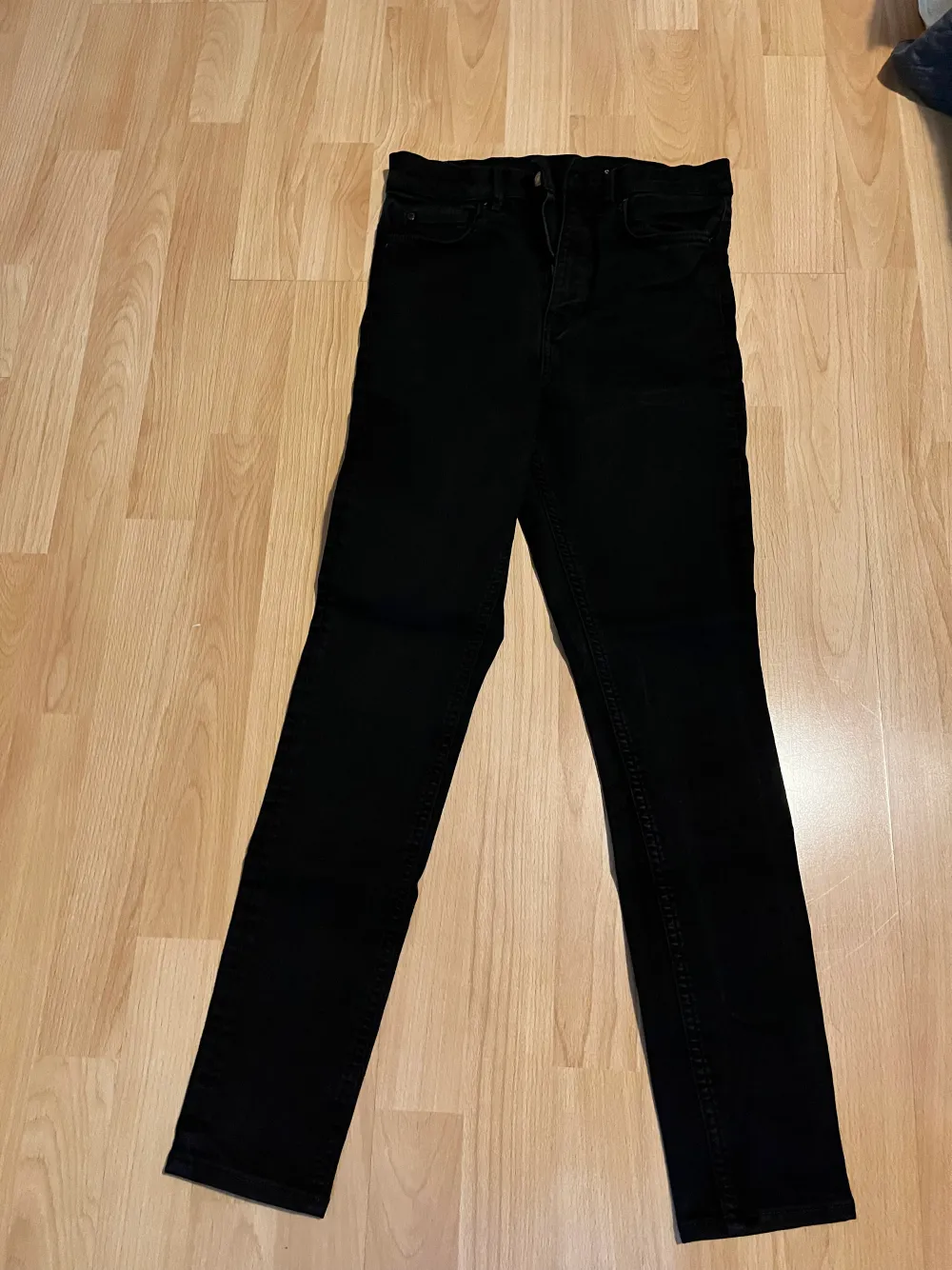 Jeans i svart färg med högmidja, shaping. . Jeans & Byxor.