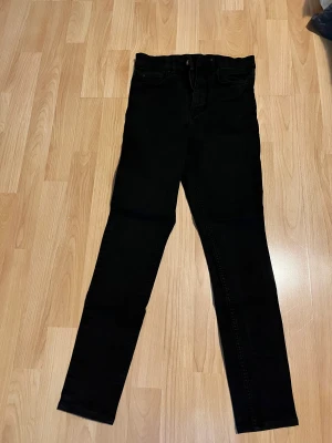 Jeans - Jeans i svart färg med högmidja, shaping. 