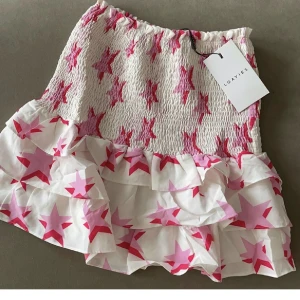 Cool kjol🌟 - Super cool helt oanvänd kjol, med lappen kvar! stretchig i materialet så passar mindre och möjligtvis större. Perfekt till sommaren 🙌🏼🌟