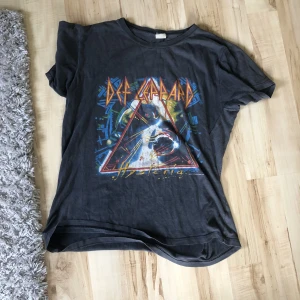 Def leppard t-shirt  - En riktigt vintage def leppard t-shirt, min pappa fick den när de hjälpte bära sånna t-shirtar när en lastbil hade kraschat. Äkta 👍🏼 storlek L