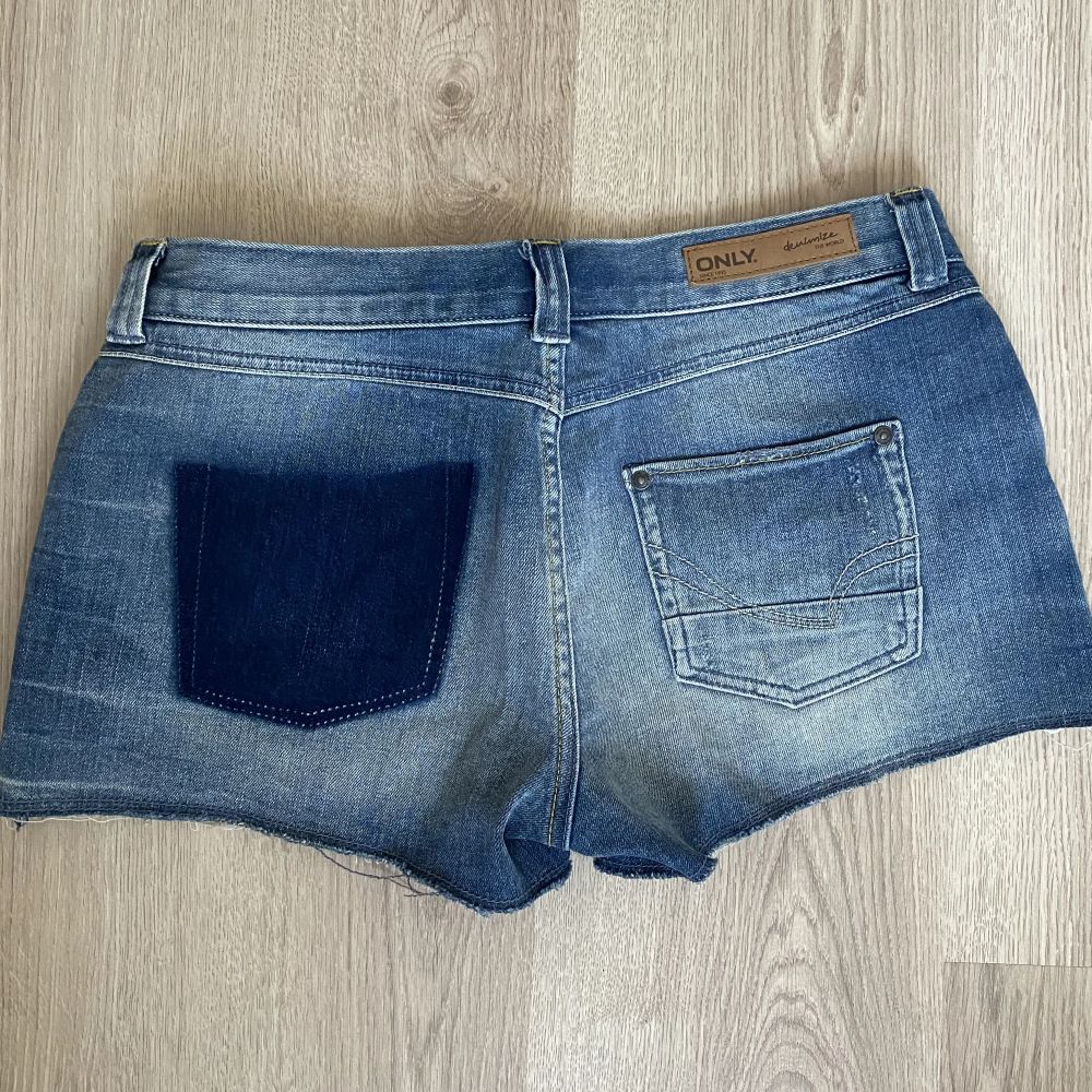 Supersnygga jeansshorts med spetsdetaljer i fram och coola detaljer på fickorna i bak💗🤍storlek 27. Shorts.