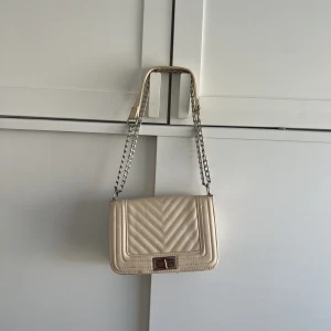 Stockholmstil väska - Superfin stockholmsstil väska från ur och penn!! Färgen är beige och i fint skick🩷🩷 Säljer för 100kr+frakt (köparen står för frakt). Priset kan diskuteras 