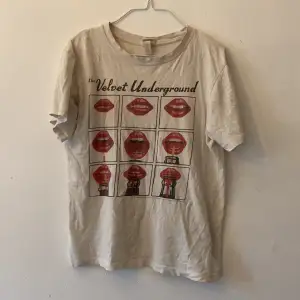 t-shirt med tryck. Skrynklig på bilden men annars bra skick.