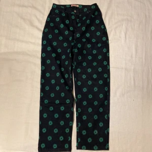jeans - måste tyvärr säga hejdå till dessa underbara jeans då de blivit för små:( så fina med blommor överallt.  midjemått: 31cm innerbenslängd: 65cm använd gärna ”köp nu” 💌