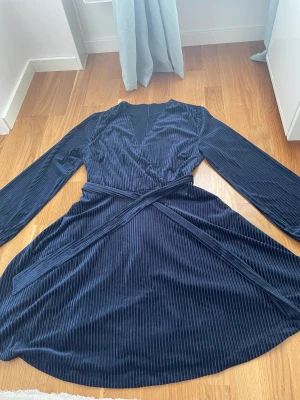 Mörk blå klänning  - Har använt den bara 2 gånger 