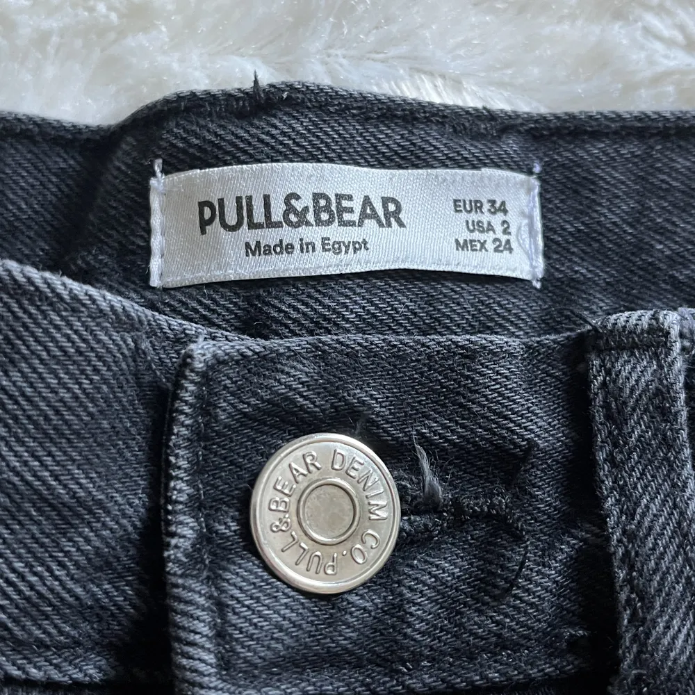 Ett par svarta jeans med hög midja och hål i knäna. Vida i benen. Från Pull & bear. Bra skick. Står ej för frakten🩷. Jeans & Byxor.