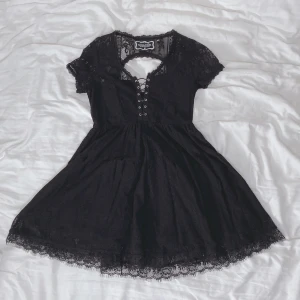 Killstar klänning - Söt klänning i spets med snörning från killstar! En av mina absoluta favoriter men säljer då den helt enkelt inte kommer till lika mycket användning längre. Är i gott skick (hittar inga fel eller skador) 