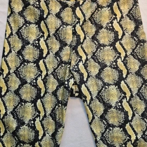 Gula cykelbyxor - Säljer mina fina gula cykelbyxor med svart snakeskinmönster och hög midja eftersom de tyvärr inte passar mig längre.  Använda bara två gånger eftersom de nog var lite för små redan från början.