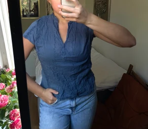 Blå Blus T-Shirt - ⭐️FRI FRAKT FRAM TILL 00:00 IDAG⭐️  Superfin blus🤍🌸 passar jättebra inför sommaren! Den är L men skulle säga att den passar S och M också för den är liten i storleken🌟(säljer även byxorna)