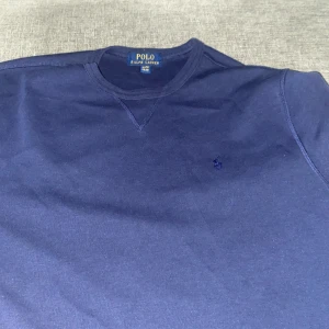 Polo tröja  - Säljer denna polo tröjan, den kommer inte till så mycket användning och den är i bra skick 