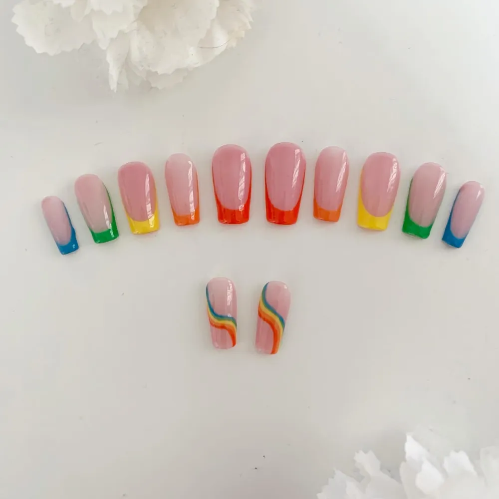 🌈Glad PRIDE månad🌈 FÄRDIGT SET 💛 Press on nails (lösnaglar) i storlek S. Storleken anser bredden på dina naglar. Alla lösnaglar är handmålade av mig med högkvalitativa gellack. Detta set är ett färdigt set och går alltså att köpa direkt. 💛. Accessoarer.