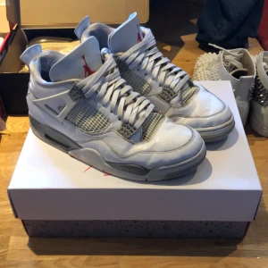 Jordan 4 oreo - Jordan 4 oreo i beat skick. Storlek 46, hål på insidan av hälen båda skorna samt nätet sönder på ena skon (se bild 3). Kan lösa mer bilder vid intresse. Orginal box medföljer