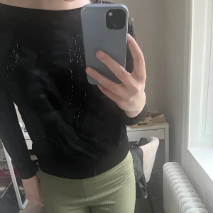 Tröja - Svart tröja med tryck och detaljer på ärmarna som är slitna, se bild!! Storlek står som XL/XXL men jag bär vanligtvis storlek M så storleken som står i tröjan verkar väldigt off!! Köpare står för frakt💞💞💞