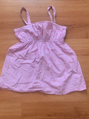 Tommy Hilfiger - Hej ! Säljer nu min jättefina Tommy hilfiger blus. Skicket är toppen på den, har inprincip aldrig använt den. Hör gärna av er ifall ni har några funderingar// Tyra