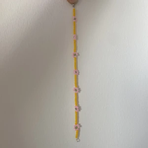 Pärlarmband - Superfint handgjort pärlarmband med blommor på. 