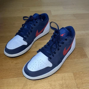 Skor  - Säljer jordens 1 som ja ej vill ha längre de är äkta o köpt i butik kvitto finns tyvär ej använda ca 3/4 gånger  pris kan diskutera 