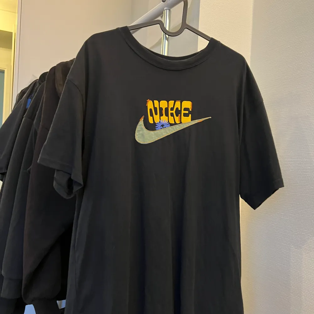 Nike t-shirt storlek M. Oversize i storleken. Använd några gånger men i bra skick. Säljer pga lite för stor mig. T-shirts.