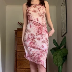 Mönstrad klänning - Midiklänning i typ tiedye-mönster och snedskuren kant nertill, från märket Brooker! Perfekt till midsommar 🦋