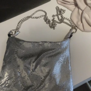 Väska  - Säljer min knappt använda väska från glitter. Ska flytta behöver bli av med lite saker. Den är ca 2 månader gamla. Fin till fest men även till vardags. 