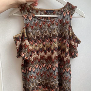 Jättefin topp - Säljer denna topp med zig zag mönster och hål vid axlarna, as fräsch i sommar!!! 😍👌🏼 mindre i storlek