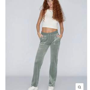 Säljer mina gröna juicy byxor som är så sjukt finna, speciellt nu på sommaren. Originalpris: 1 200 Köpte storlek xss för att de skulle sitta åt mer så skulle säga att de även passar xs och s. 
