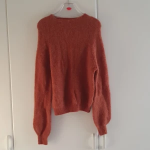 Stickad tröja - Har aldrig använt denna tröja då den inte är min stil