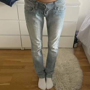 Säljer dessa super snygga och coola Jeansen ifrån Gina Tricot. (Vintage) köpta to 2000talet. Äkta Y2k!! Låg midja och snygga fickor! Strl 27.  Är 175cm och har vanligtvis xs 