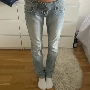 Lågmidjade vintage y2k jeans - Säljer dessa super snygga och coola Jeansen ifrån Gina Tricot. (Vintage) köpta to 2000talet. Äkta Y2k!! Låg midja och snygga fickor! Strl 27.  Är 175cm och har vanligtvis xs 