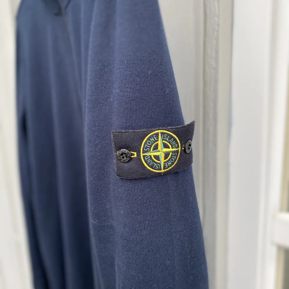 Mörkblå Stone Island tröja storlek M. Mycket bra skick då bara använd 4 gånger. Säljer åt sonen då den bara hänger o inte används.  Taggen, kvitto och påse kommer med. Köpt på Stone Island butiken i Stockholm den 22/4-2023 för 4 400kr.. Tröjor & Koftor.