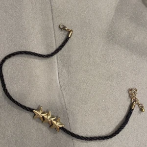 Stjärnhalsband - Läderhalsband med stjärnor på mitten, kort choker liknande :)