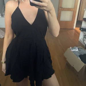 Svart klänning - Klänning/strandklänning som är superfin i ryggen!