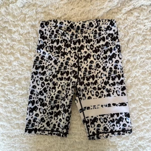 Cykelbyxor Stronger - Superfina cykelbyxor från Stronger i jättefint mönster 🤍🩵🖤 Strl S och superskönt och stretchigt tyg 🥰