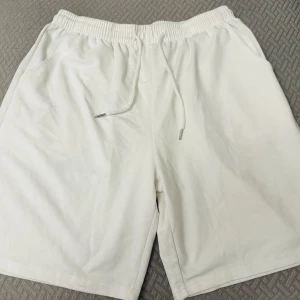 Säljer vita shorts  - Säljer ett par vita shorts köpte för 180kr har använt dom typ 5 gånger så jag säljer dom för 90kr men priset kan diskuteras. Bra kvalitet på byxorna och väldigt sköna.