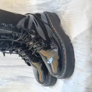 Dr martens i nyskick med holographi i strl 37