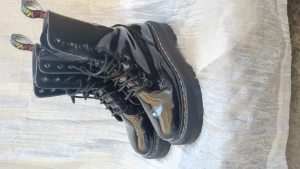 Dr martens Jadon Hologram  - Dr martens i nyskick med holographi i strl 37