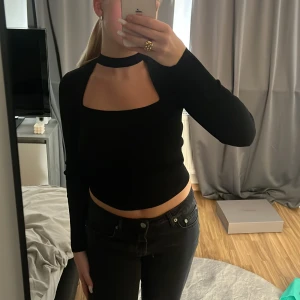 Choker tröja - Säljer nu min jättesnygga svarta tröja från zara med choker i storlek S, tycker själv att den kan passa både S och Xs!! Säljer endast för att jag måste rensa💕💕använd Max 3 gånger så den är i väldigt bra skick!! Nypris: 399 kr🤍kom gärna med pris förslag:)