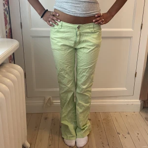 Superfina lowwaist jeans 🥰 - Fin färg, lowwaist jeans och modell 167👏🏻😁