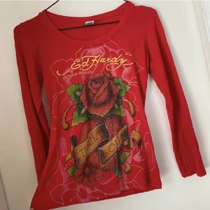 ed hardy topp - söt ed hardy topp, skulle nog säga att den sitter som en S men passar Xs och M också. 