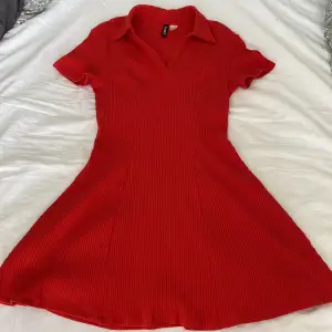 Nästan oanvänd tajt ribbad röd klänning från H&M! 